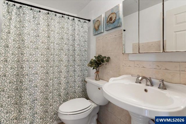 1035 Sparrow Dr NE, Salem, OR 97301