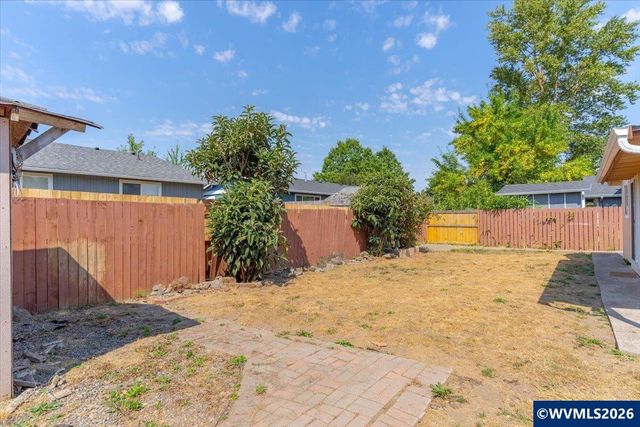 1035 Sparrow Dr NE, Salem, OR 97301