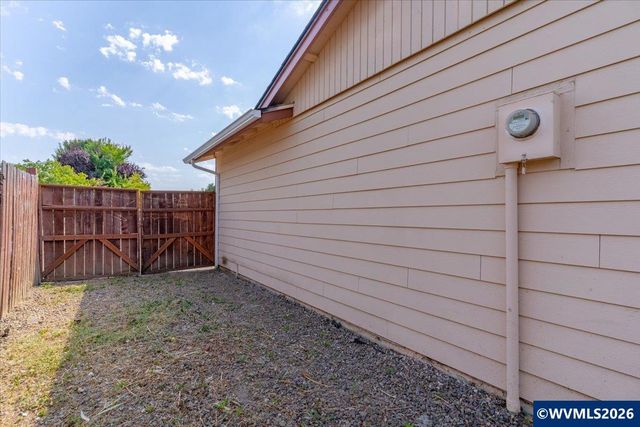 1035 Sparrow Dr NE, Salem, OR 97301