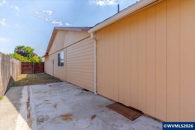 1035 Sparrow Dr NE, Salem, OR 97301