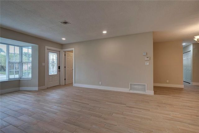 6711 NW 8th St, Margate, FL 33063