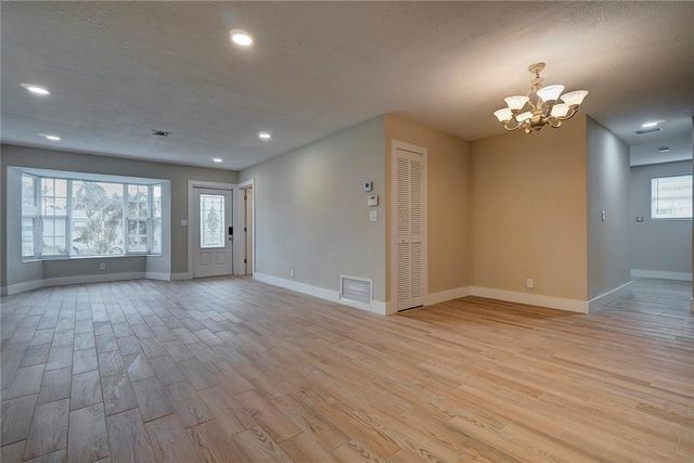 6711 NW 8th St, Margate, FL 33063