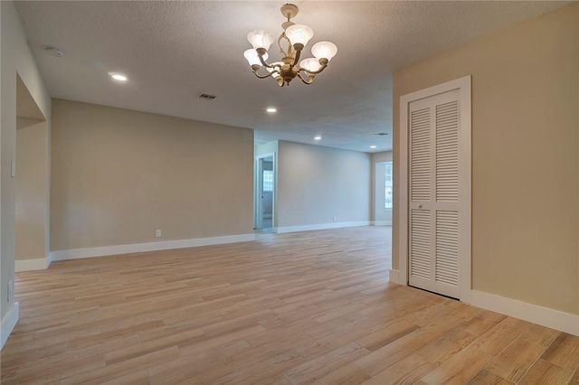 6711 NW 8th St, Margate, FL 33063