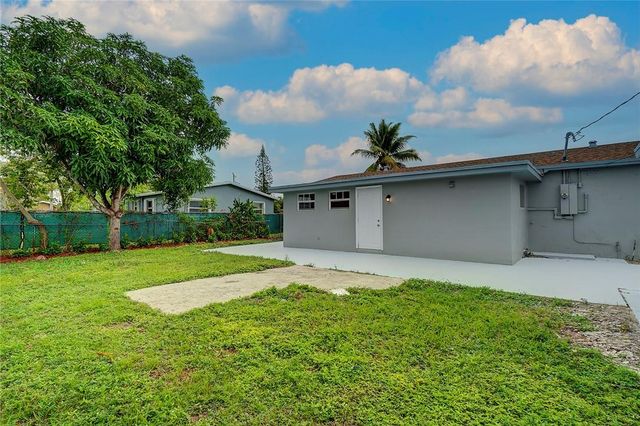 6711 NW 8th St, Margate, FL 33063