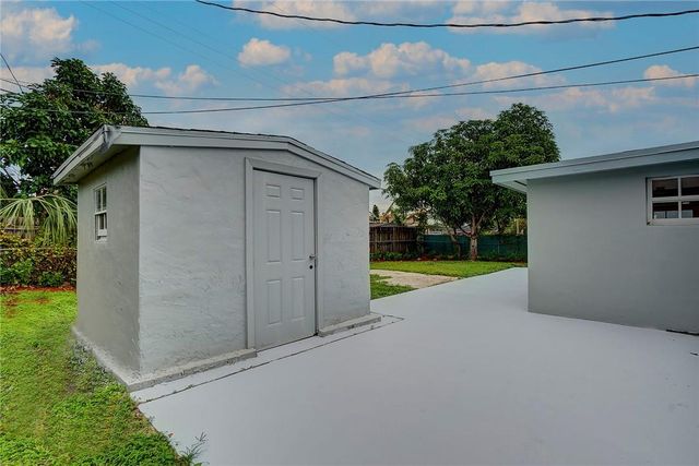 6711 NW 8th St, Margate, FL 33063