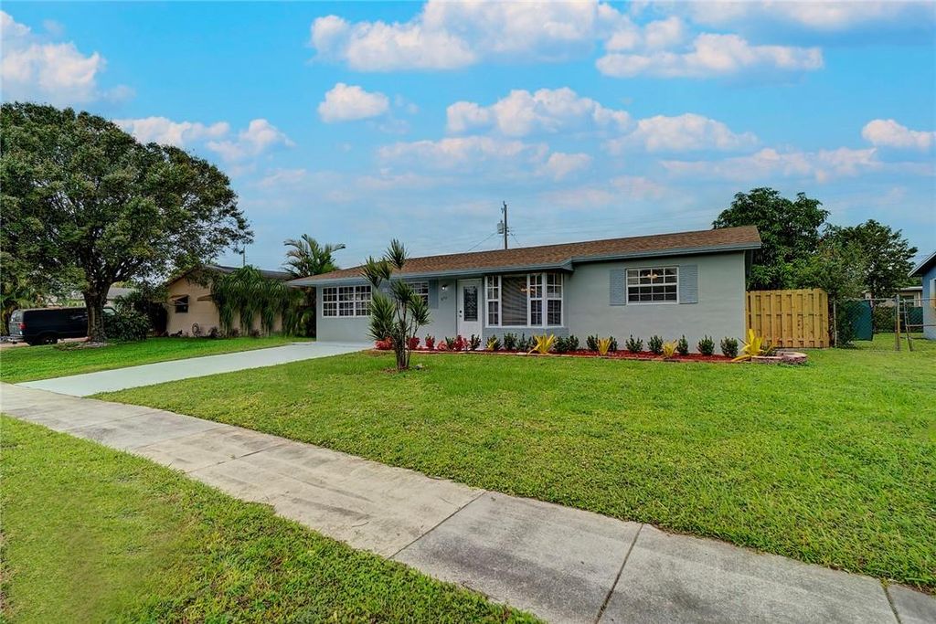 6711 NW 8th St, Margate, FL 33063