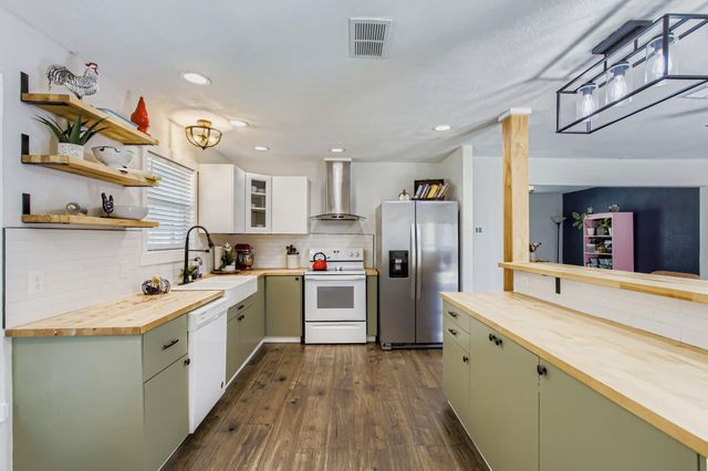 50 Lazy Oak Court, Alvin, TX 77511