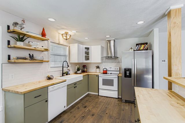 50 Lazy Oak Court, Alvin, TX 77511