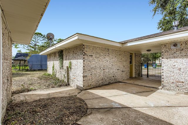 50 Lazy Oak Court, Alvin, TX 77511