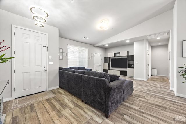 9801 Biscayne Drive, Bakersfield, CA 93311