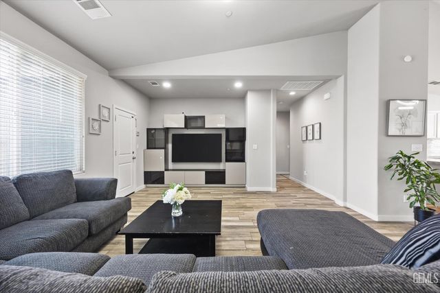 9801 Biscayne Drive, Bakersfield, CA 93311