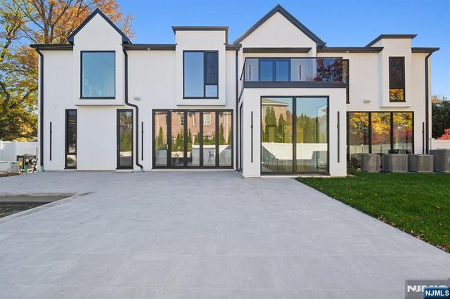 16 Priscilla Lane, Englewood Cliffs, NJ 07632