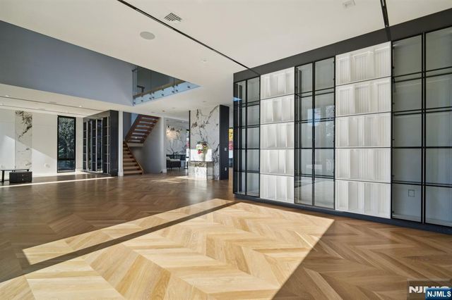 16 Priscilla Lane, Englewood Cliffs, NJ 07632