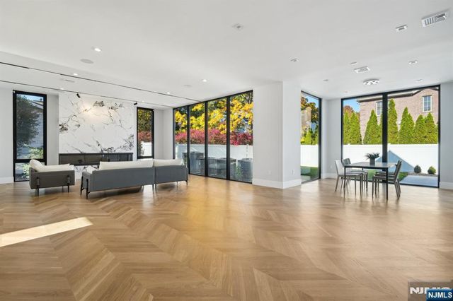 16 Priscilla Lane, Englewood Cliffs, NJ 07632