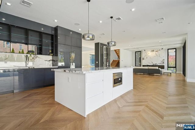 16 Priscilla Lane, Englewood Cliffs, NJ 07632