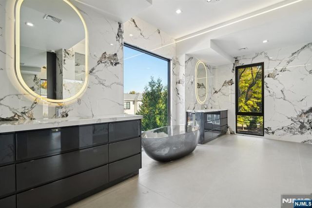 16 Priscilla Lane, Englewood Cliffs, NJ 07632