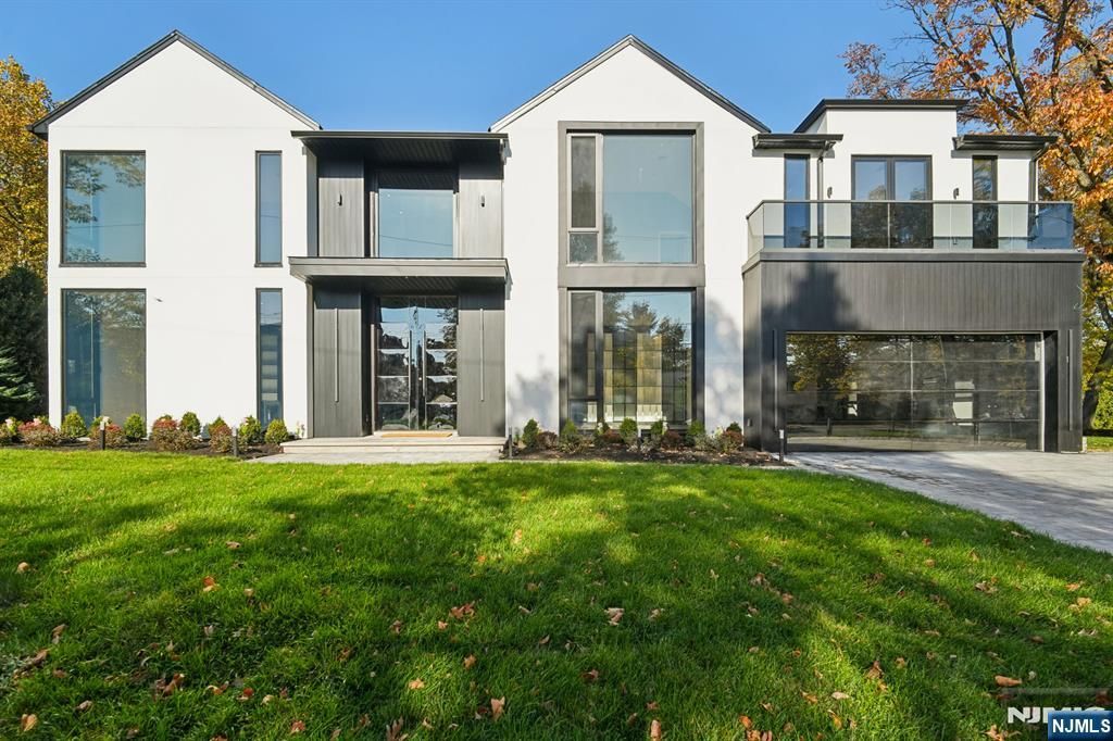 16 Priscilla Lane, Englewood Cliffs, NJ 07632