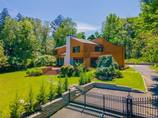 369 E Shore Road, Great Neck, NY 11023