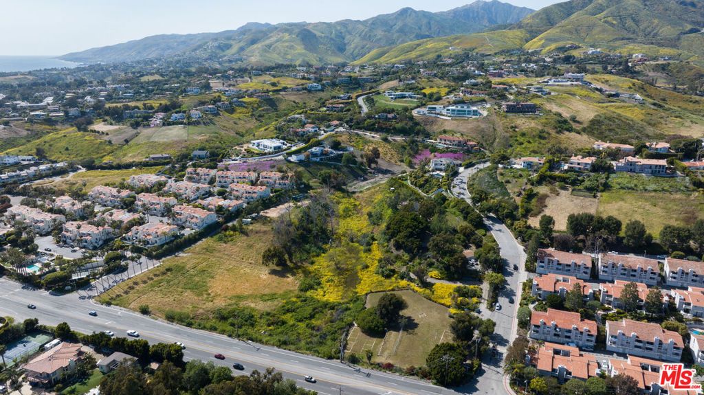 Image 4 of property listing at 28517 Pacific Coast Highway, Malibu, CA 90265