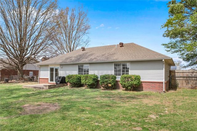 297 Meeker Drive, Gentry, AR 72734