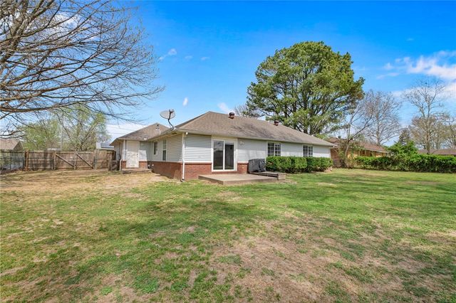 297 Meeker Drive, Gentry, AR 72734