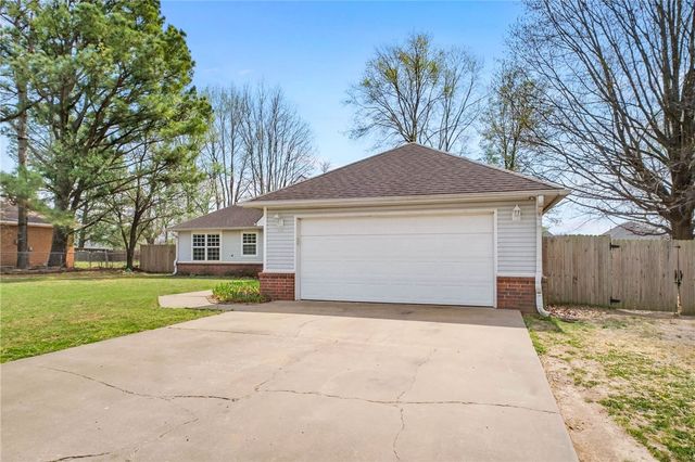 297 Meeker Drive, Gentry, AR 72734