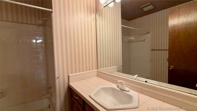 1205 E 10th Street, Sand Springs, OK 74063