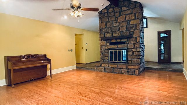 1205 E 10th Street, Sand Springs, OK 74063