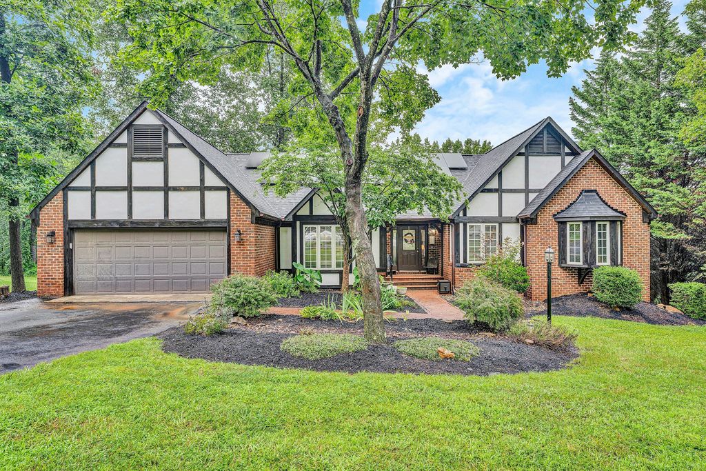 85 Macgregor DR, Blue Ridge, VA 24064