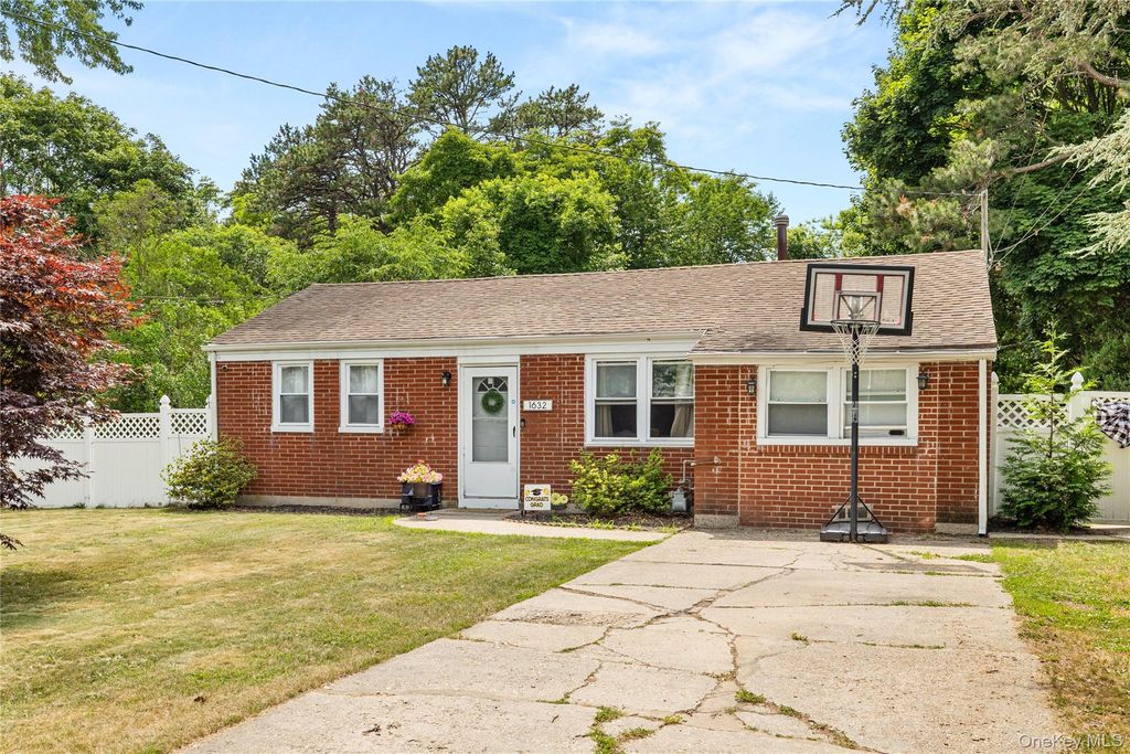 1632 N Thompson Drive, Bay Shore, NY 11706