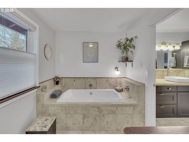 16431 Nw CHARLAIS St, Beaverton, OR 97006