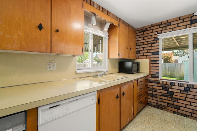 21 Ashley Street, Cranston, RI 02920