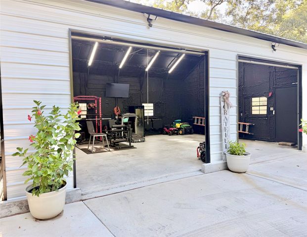 6075 Highline Drive, Montgomery, TX 77316