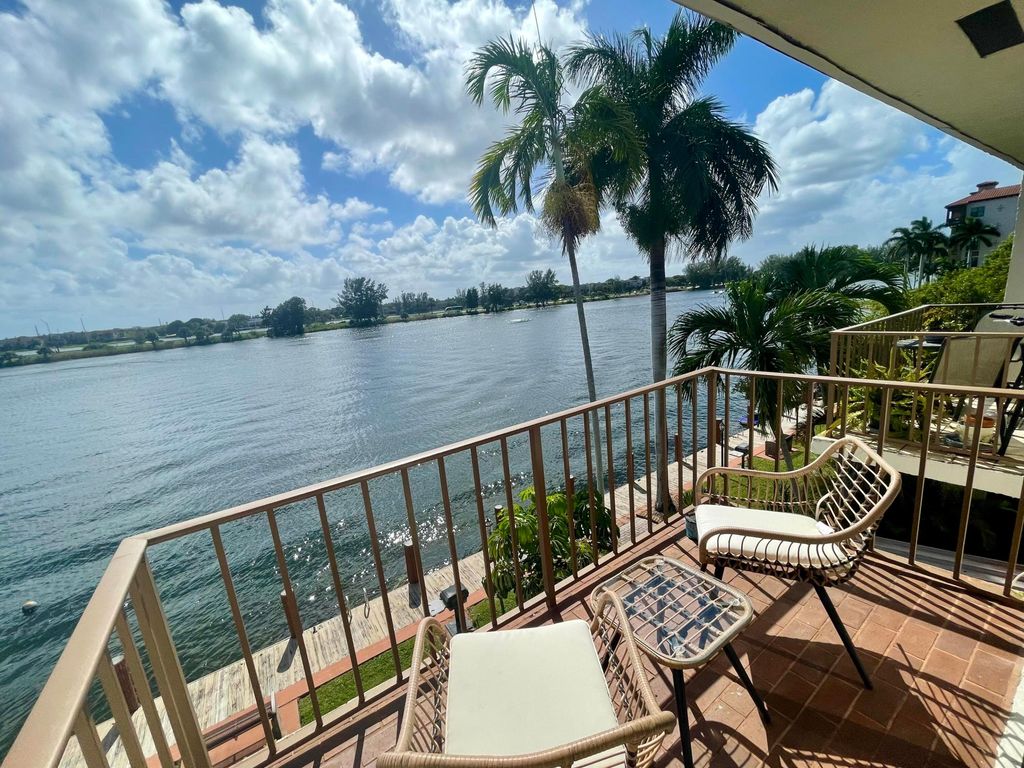 1100 Crystal Lake Drive 207, Deerfield Beach, FL 33064