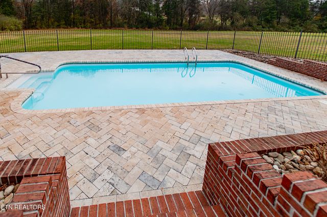 5518 W Beaver Creek Drive, Powell, TN 37849