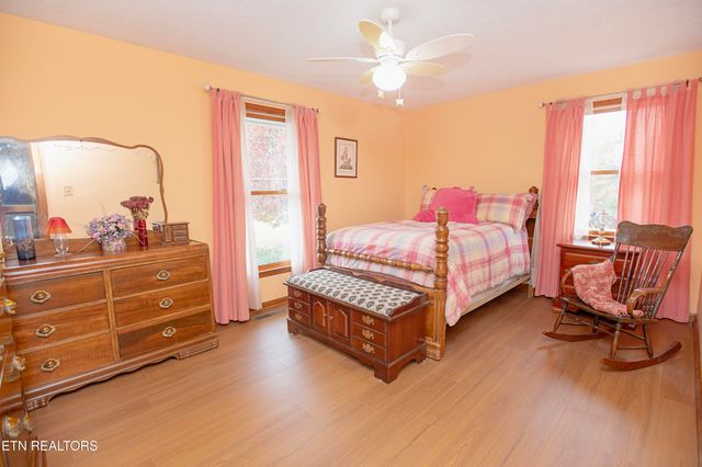 5518 W Beaver Creek Drive, Powell, TN 37849