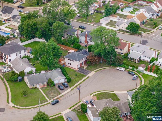 1 Hazley Court, Rochelle Park, NJ 07662