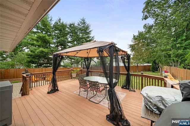 1 Hazley Court, Rochelle Park, NJ 07662
