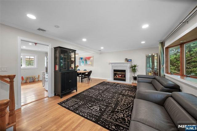 1 Hazley Court, Rochelle Park, NJ 07662