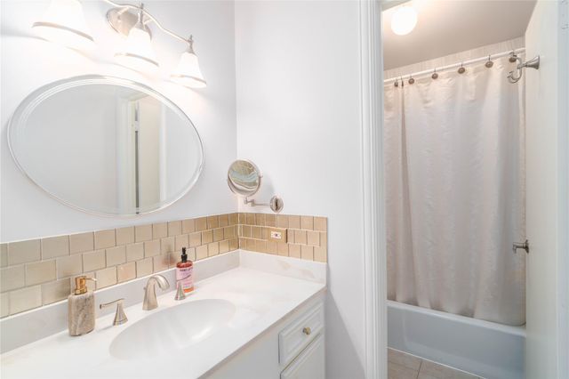 179 Old Bridge Lake, Houston, TX 77069