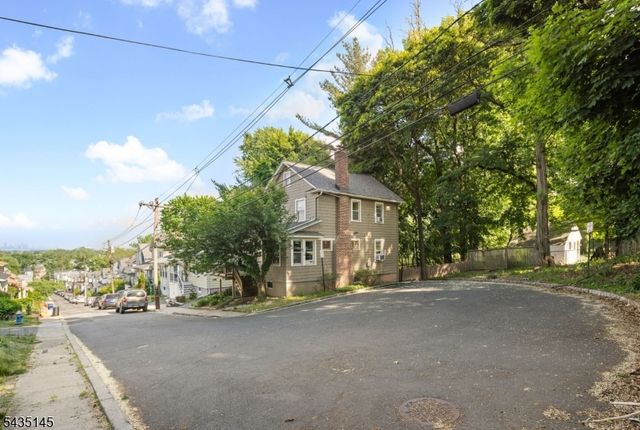 51 Ridgehurst Rd, West Orange Twp., NJ 07052
