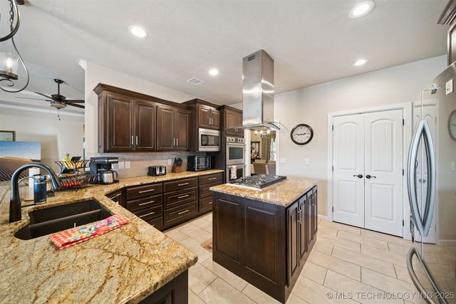 466 N Keypoint Drive, Sand Springs, OK 74063