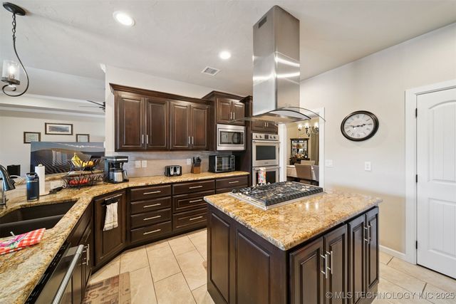 466 N Keypoint Drive, Sand Springs, OK 74063