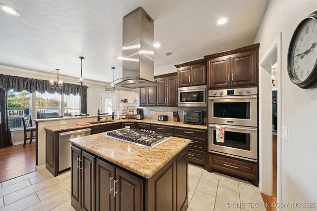 466 N Keypoint Drive, Sand Springs, OK 74063