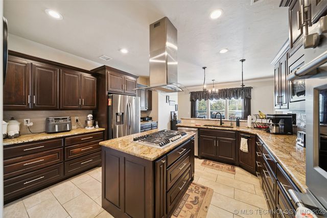 466 N Keypoint Drive, Sand Springs, OK 74063