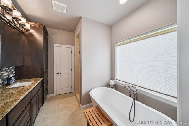 466 N Keypoint Drive, Sand Springs, OK 74063