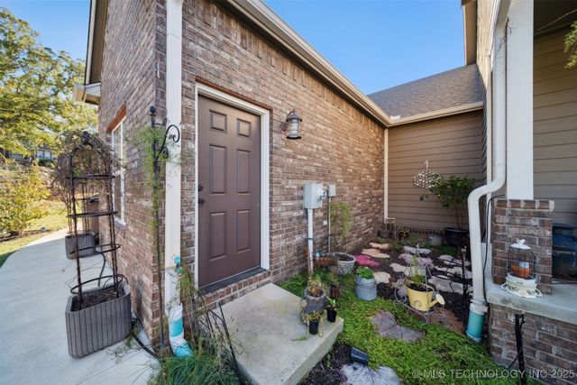 466 N Keypoint Drive, Sand Springs, OK 74063