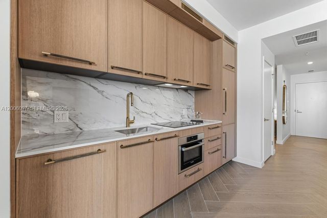 2700 NW 2 238, Miami, FL 33127