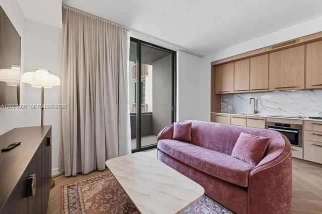 2700 NW 2 238, Miami, FL 33127