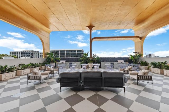 2700 NW 2 238, Miami, FL 33127